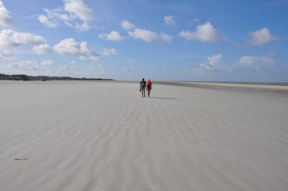Caminhando pela Praia da Princesa, durante a maré baixa, entre Fortalezinha e Algodoal - PA